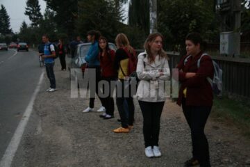 După ce inspectorii ARR au tras pe dreapta acest microbuz care nu respecta normele legale, restul mașinilor suspecte au dispărut de pe traseu