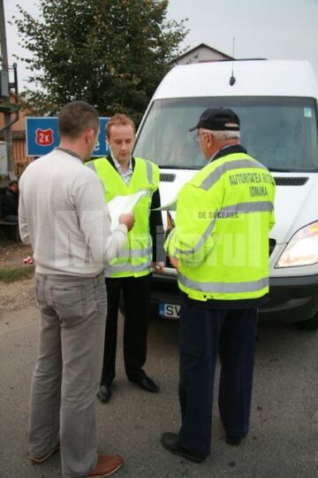 Verificare în trafic: Microbuze de călători, „evaporate” de pe trasee, în timpul unui control ARR