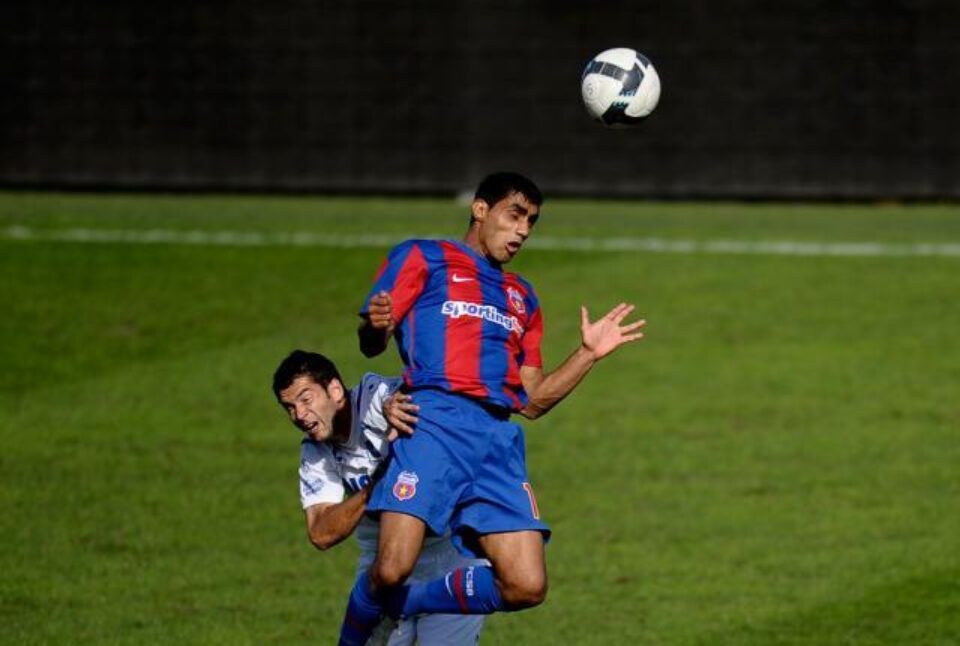 Bănel Nicoliță, de la Steaua București, luptă pentru balon cu un adversar de la Pandurii Târgu Jiu. Foto: MEDIAFAX