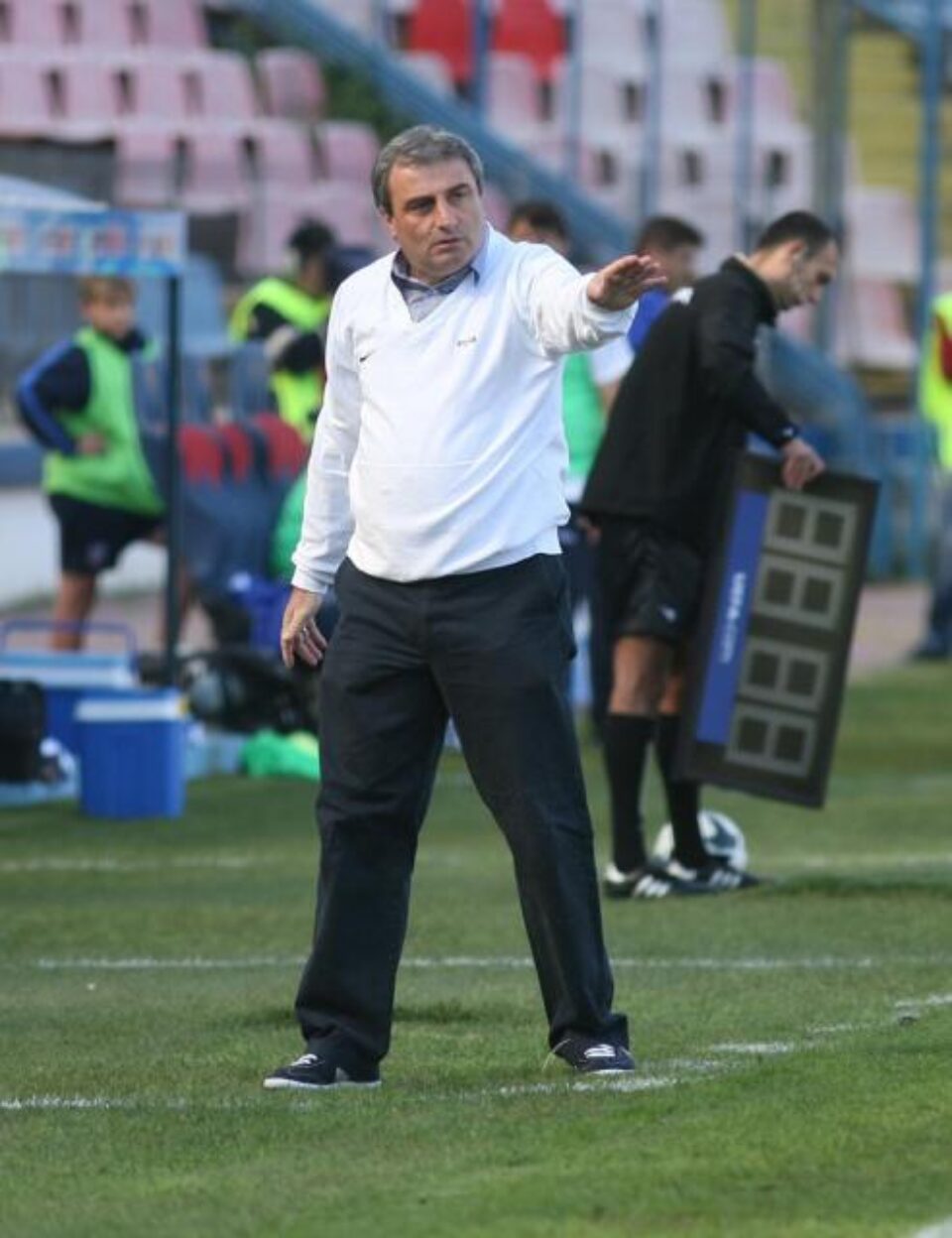Antrenorul echipei Steaua, Mihai Stoichiță, își coordonează jucătorii în meciul cu Pandurii Târgu Jiu. Foto: MEDIAFAX