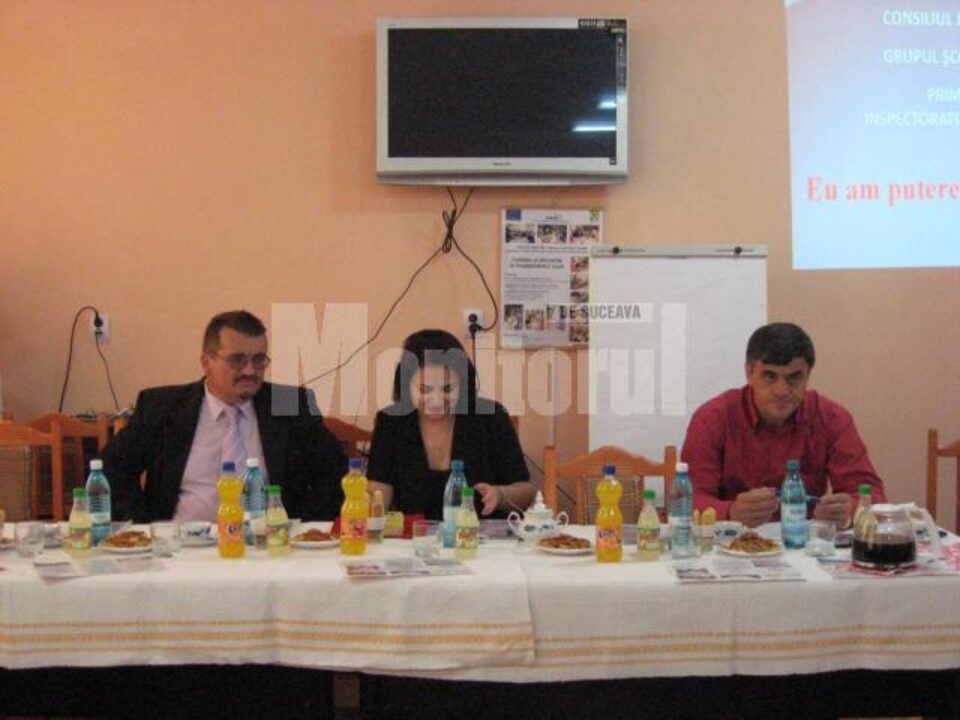 Ovidiu Spiridon, directorul Grupului Școlar, Angelica Câmpan, coordonatorul Centrului de Prevenire, Evaluare și Consiliere Antidrog Suceava, și primarul din Dumbrăveni, Ioan Pavel