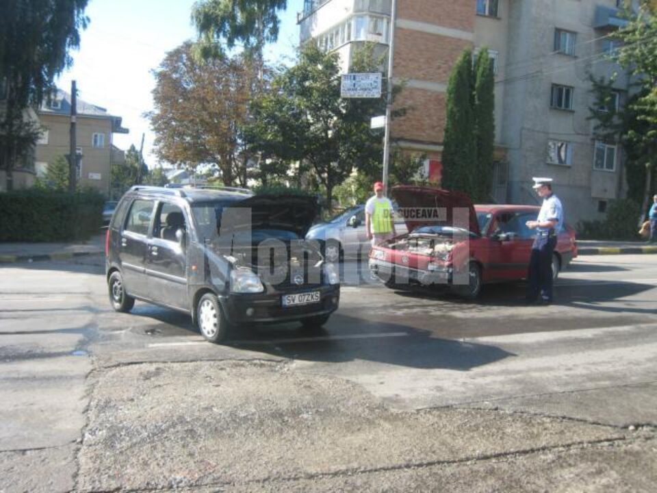 Cele doua autoturisme implicate în accident