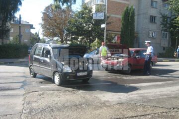 Cele doua autoturisme implicate în accident
