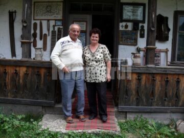 Ion si Didina Gramada in pragul casei parintesti