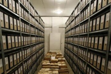 Rafturi cu dosare la depozitul CNSAS. Foto: MEDIAFAX