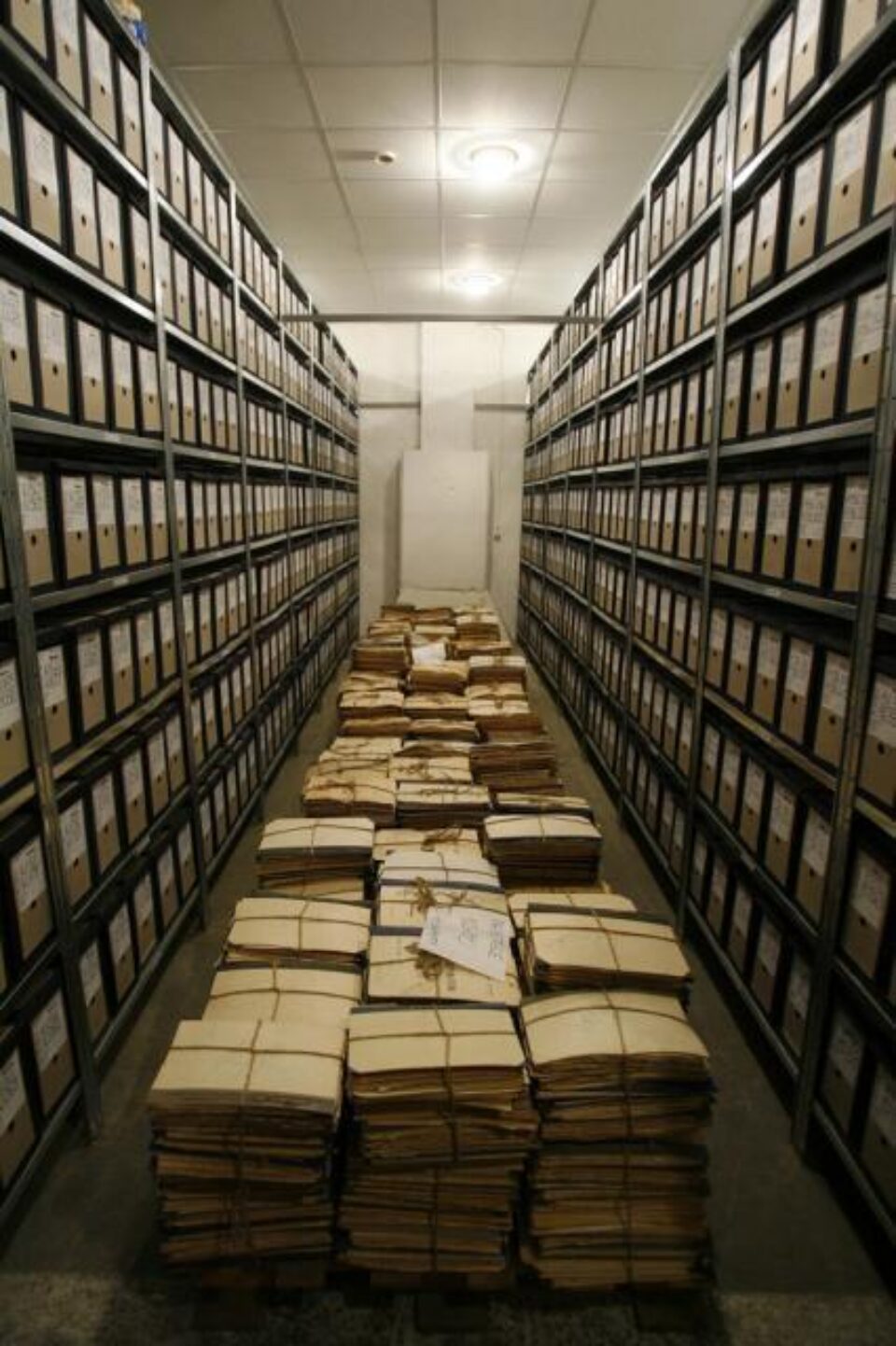 Rafturi cu dosare la depozitul CNSAS. Foto: MEDIAFAX Rafturi cu dosare la depozitul CNSAS. Foto: MEDIAFAX