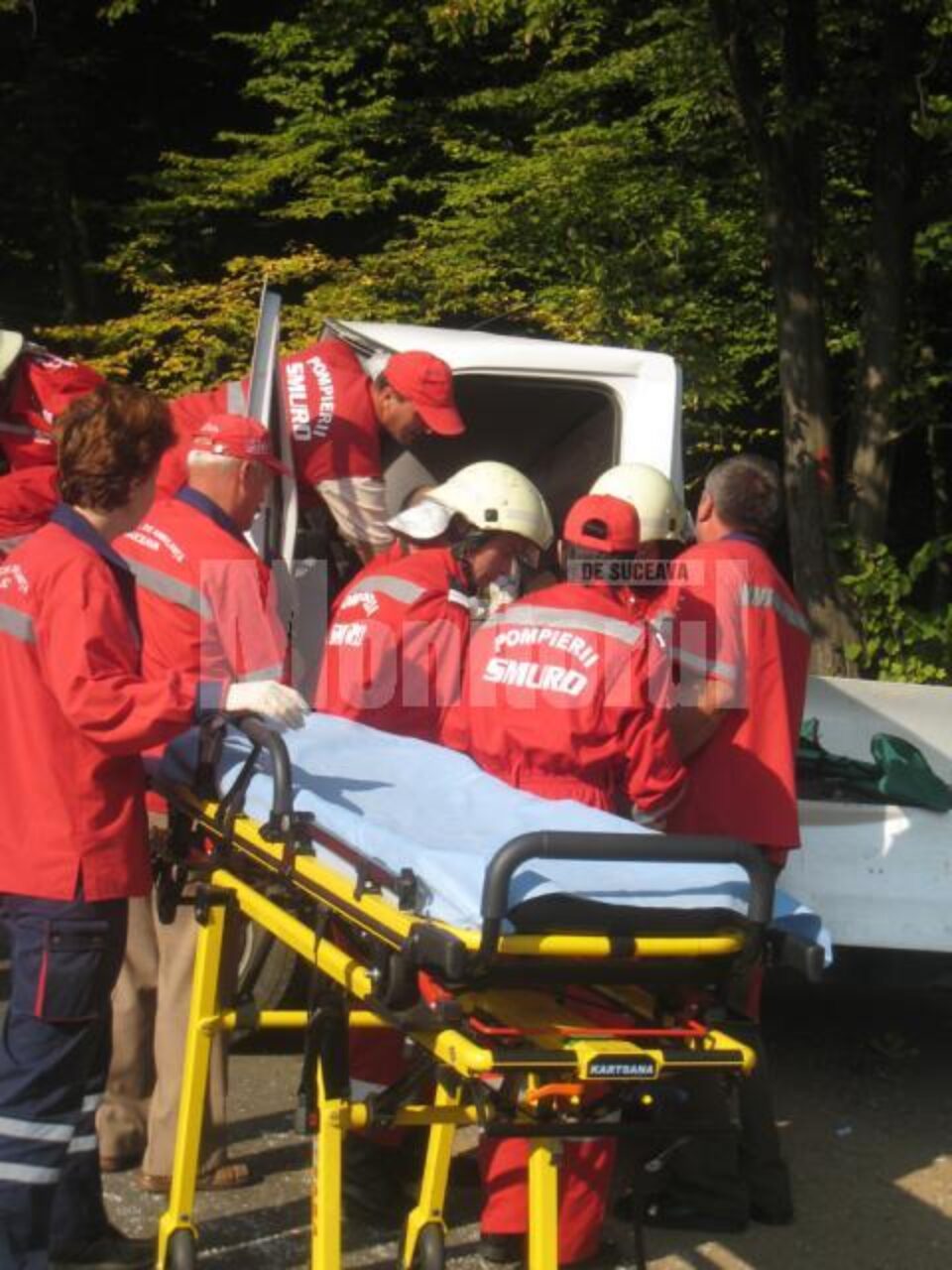 La Cabana Ilișești: Au scăpat cu viață după ce au „zburat” cu mașina într-un copac
