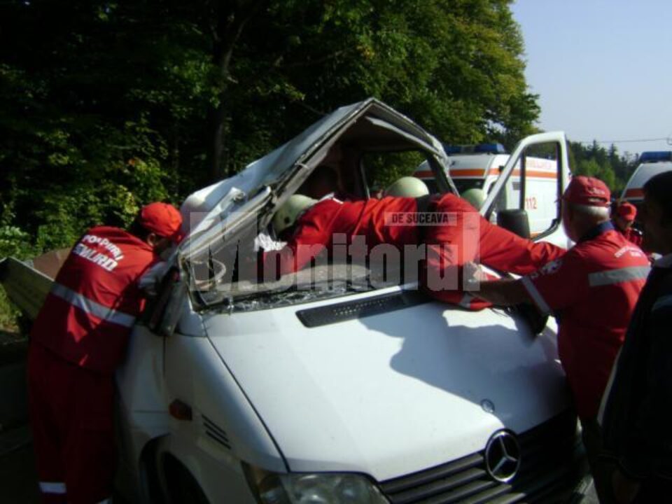 Șoferul și pasagerul care îl însoțea au fost scoși dintre fiarele contorsionate ale mașinii