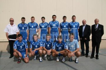 Lotul cu care sucevenii vor aborda noul sezon, alături de antrenorul Victor Pancu (primul din stânga sus), doctorul Traian Căldare (primul din dreapta sus) și Stelian Nistor (al doilea din dreapta sus)