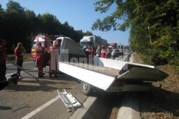 Mașina a „zburat” de pe carosabil într-un copac și apoi a fost proiectată din nou pe șosea