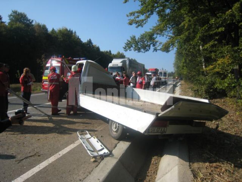 Mașina a „zburat” de pe carosabil într-un copac și apoi a fost proiectată din nou pe șosea