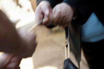 Trei femei au fost atacate de un individ care le-a smuls gențile. Foto: ALAMY