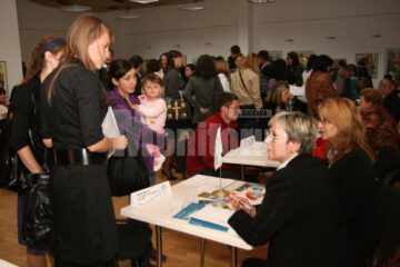 Înghesuială la Bursa locurilor de muncă pentru absolvenți