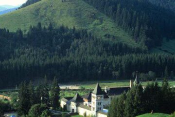 Mănăstirea Putna, locul unde călugărul Pahomie slujește cu devotament. Foto: ALAMY