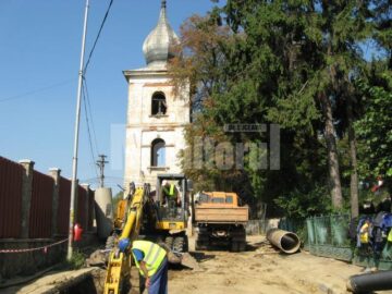 Excavatoare si camioane grele agreseaza perimetrul Bisericii Sf Simion, cu precadere turnul clopotnita