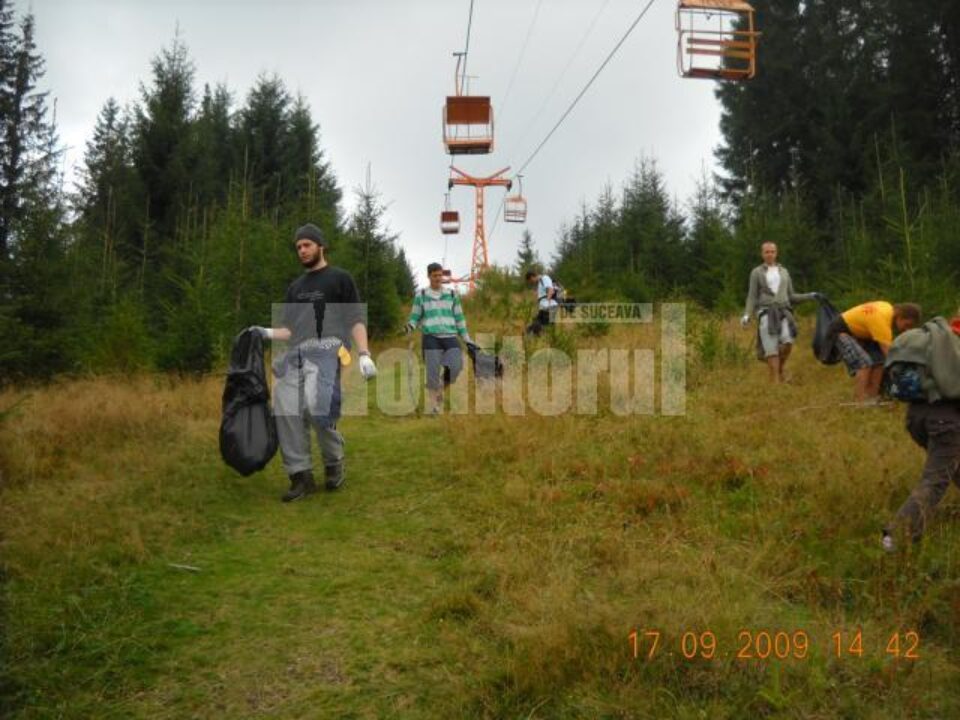 Voluntarii prezenți la Vatra Dornei au strâns gunoaiele de pe pârtia de schi de la telescaun