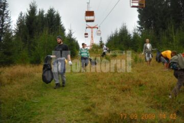 Voluntarii prezenți la Vatra Dornei au strâns gunoaiele de pe pârtia de schi de la telescaun
