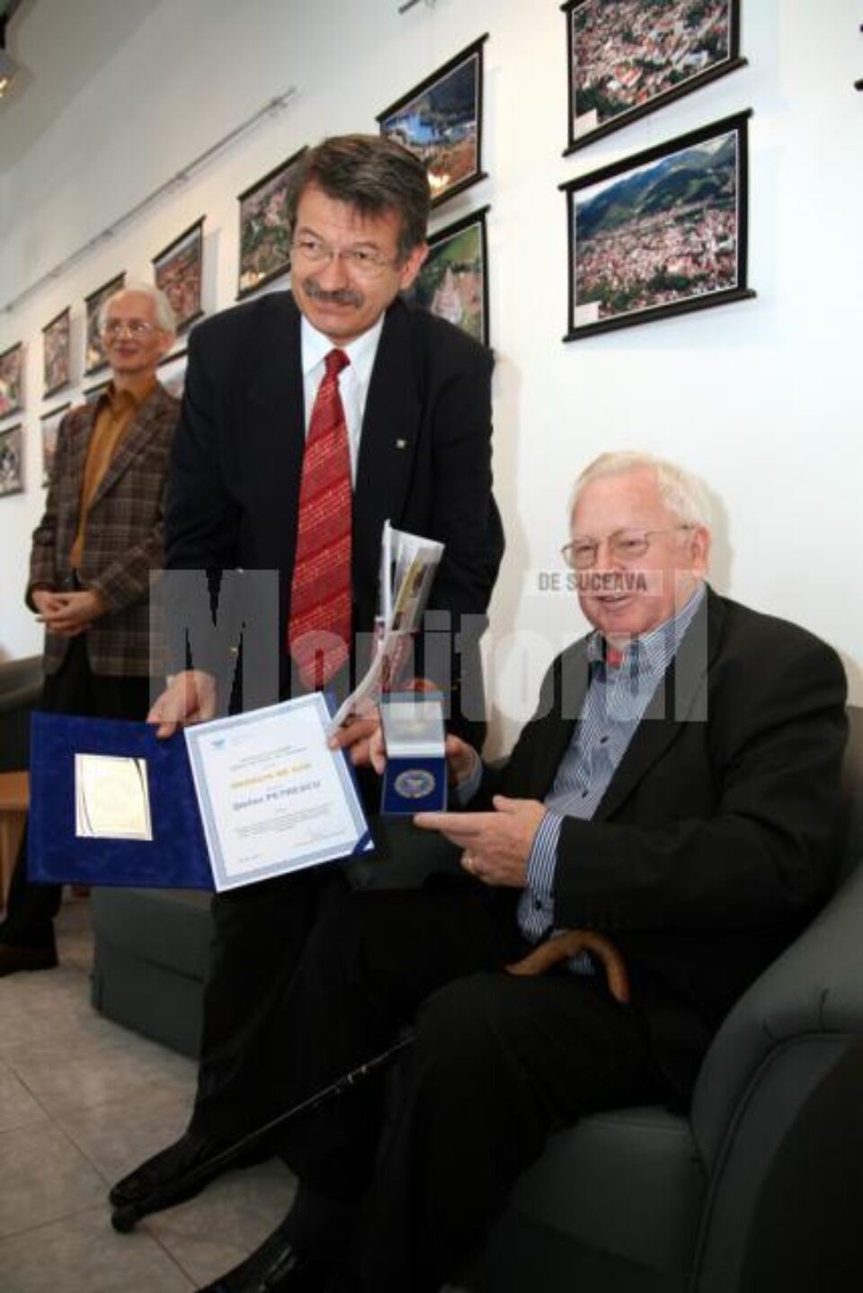 Rectorul Adrian Graur i-a înmânat distincțiile lui Ștefan Petrescu