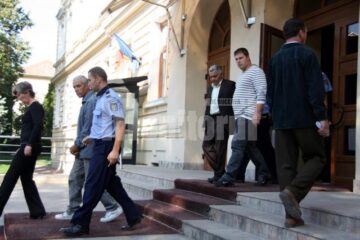 Cei trei nu au recunoscut comiterea faptelor, susținând ca nu aveau habar ca au pe mână euro falși