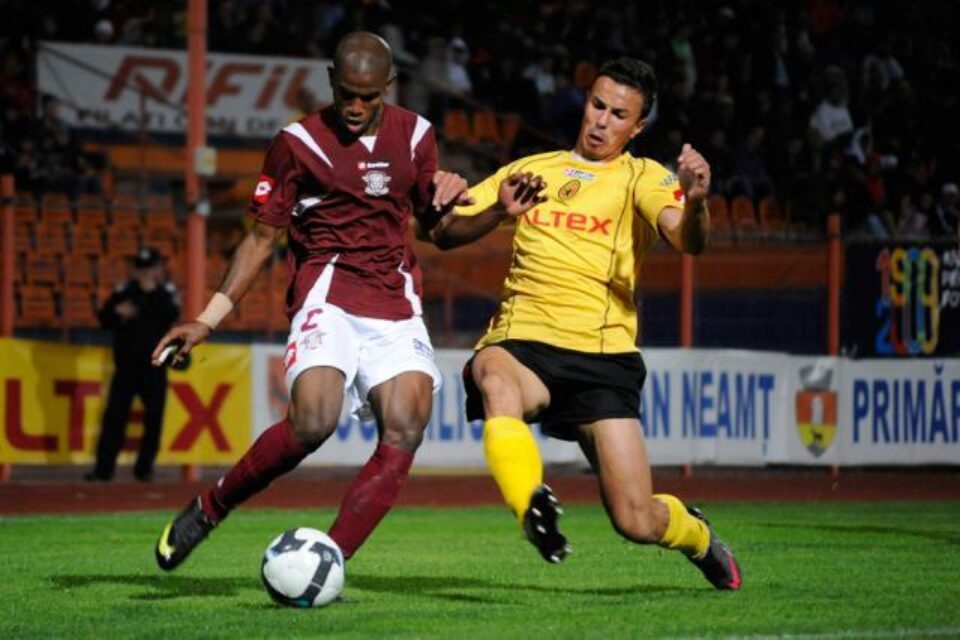 Helder Ferreira, de la Rapid Bucuresti, se luptă pentru minge cu Ionuț Barna, de la Ceahlăul Piatra Neamț. Foto: SEBASTIAN SASCAU / MEDIAFAX FOTO