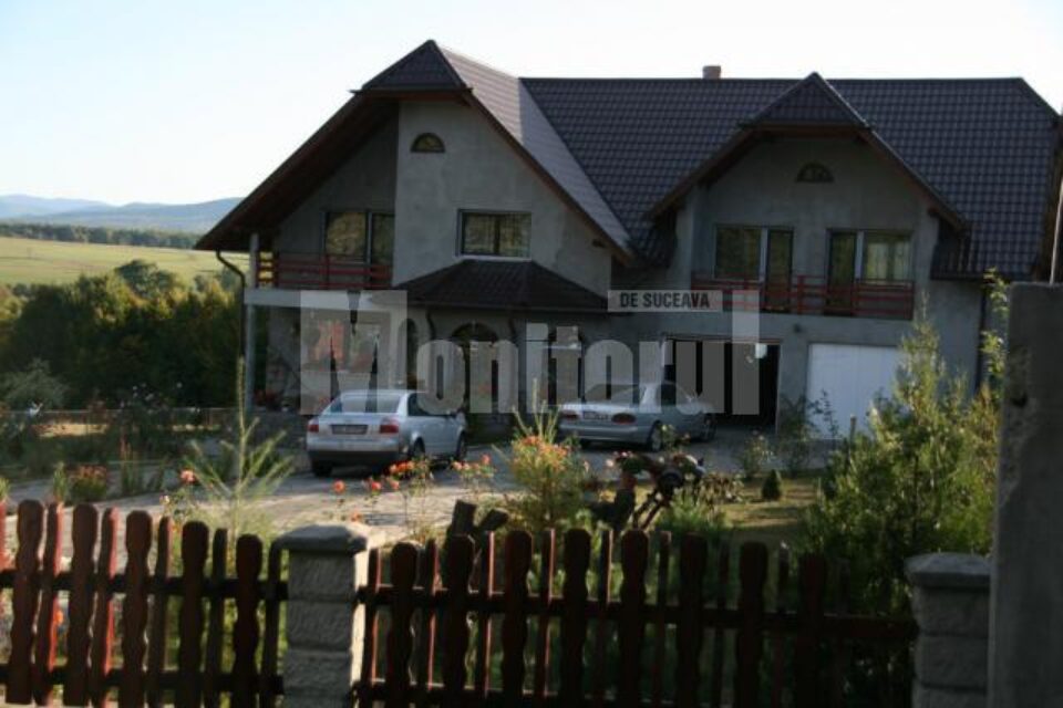 Primărița locuiește într-o vilă dintr-o zonă mai izolată a comunei, lângă pădure