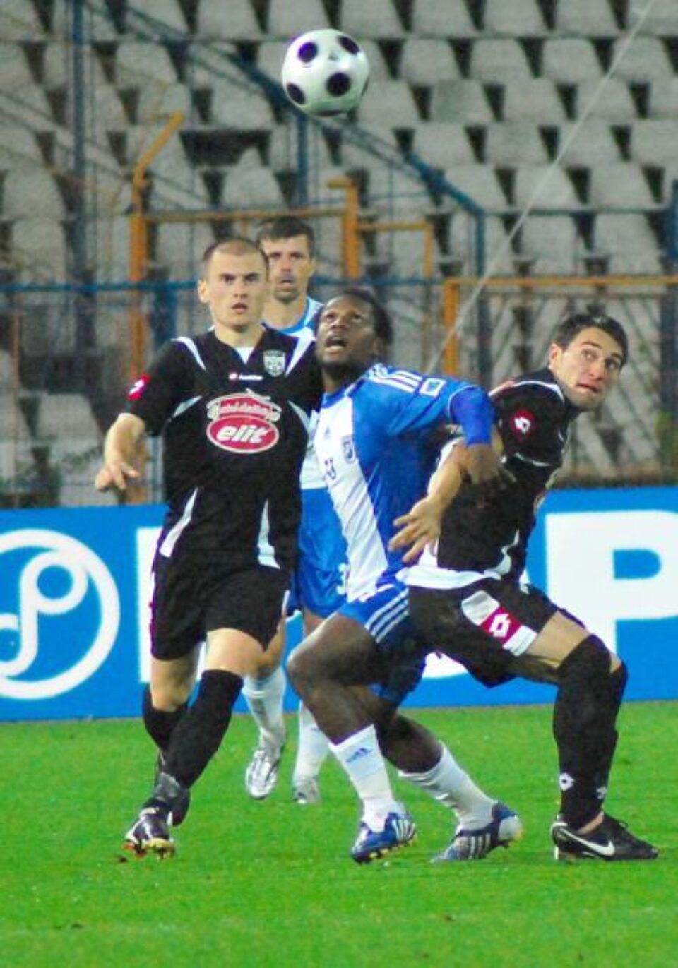 Julius Wobay, de la Universitatea Craiova, se luptă pentru balon cu doi adversari în timpul meciului cu FC Unirea Alba Iulia. Foto: BOGDAN DANESCU / MEDIAFAX FOTO