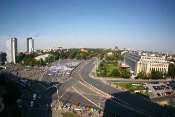 Aproximativ 15.000 de persoane s-au adunat ieri în Piața Victoriei din București. Foto: MEDIAFAX