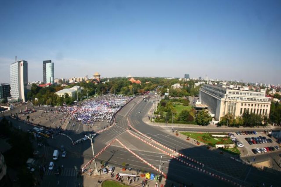 Aproximativ 15.000 de persoane s-au adunat ieri în Piața Victoriei din București. Foto: MEDIAFAX