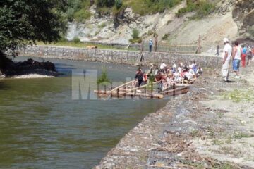 Una din îndeletnicirile locuitorilor din Ciocănești este mersul cu pluta pe Bistrița