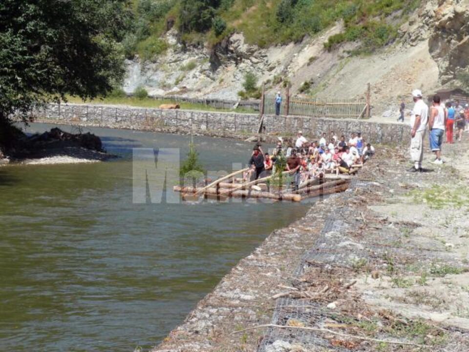 Una din îndeletnicirile locuitorilor din Ciocănești este mersul cu pluta pe Bistrița