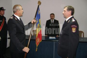 Colonelul Ungureanu, predandu-i colonelului Burlui drapelul unitatii