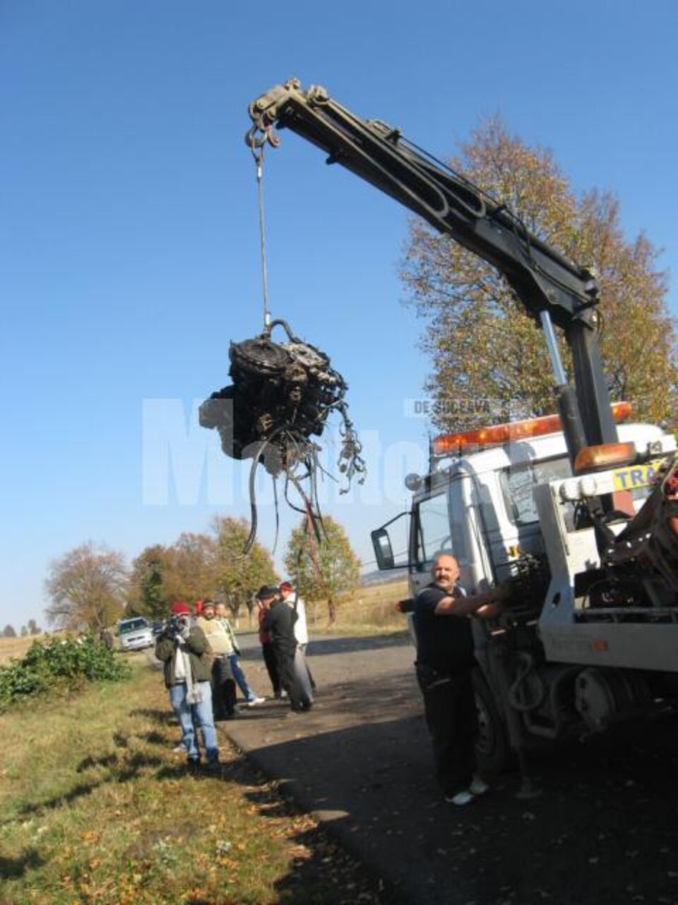 Motorul mașinii, recuperat de pe câmp