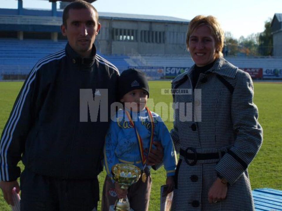 Cel mai tânăr participant, Alexadru Prâsneac, și tatăl său, atletul Cristi Prâsneac, alături de Cristina Casandra