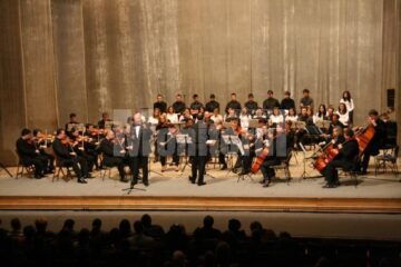 Peste 40 de artiști pe scena Casei de Cultură