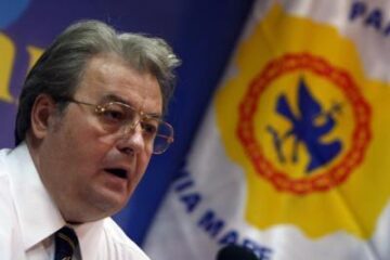 Vadim Tudor: „Un candidat la președinție e ținut în lanțuri”. Foto: MEDIAFAX