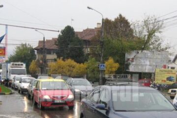 Sute de mașini au fost ieri blocate în trafic pe Calea Unirii, pe sensul de mers spre Centru