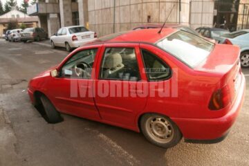 În față la Finanțe: S-a prăbușit cu mașina în asfalt, în timp ce mergea să plătească taxa auto
