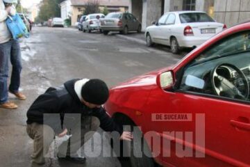 Mașina s-a blocat într-o groapă formată în asfalt în fața sediului Finanțelor