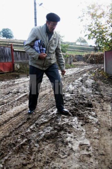 Suceveni condamnati zilnic sa inoate prin glod