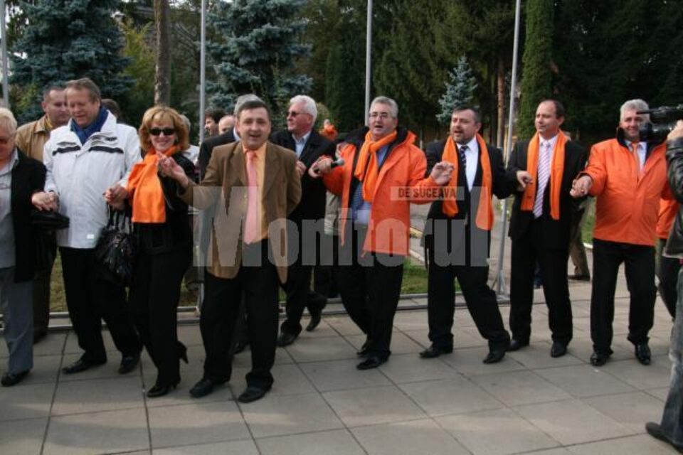 Tradiționala horă democrat-liberală, pe ritmurile imnului partidului „Verde înrourat”