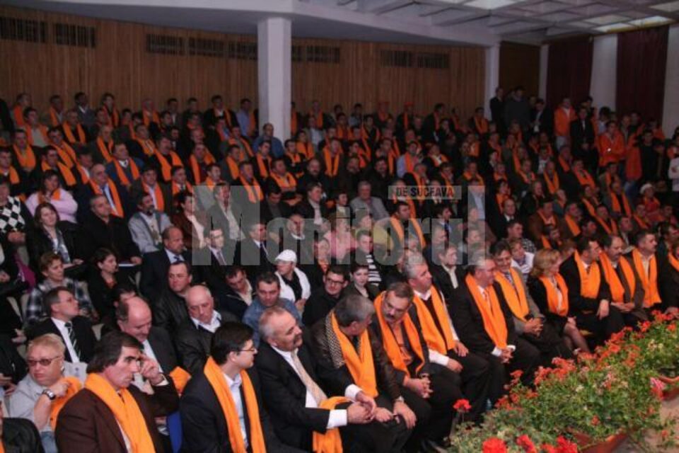 PD-L a marcat prima zi din campania electorală pentru realegerea lui Traian Băsescu în funcția de președinte al României cu un spectacol susținut de artiștii Aurel Tamaș și Margareta Clipa