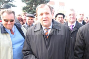 Politică: Flutur acuză PSD și PNL că „joacă alba-neagra cu guvernele”