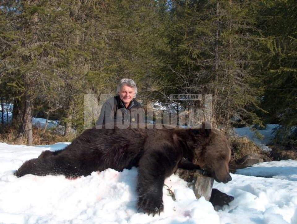Vânătorul american și ursul împușcat de el