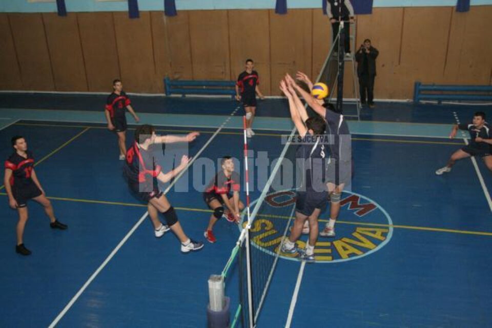 Echipa locală de volei merge fără greșeală în campionat