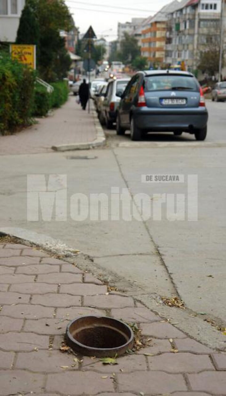 Capac de canal lipsă, în fața școlii din Obcini