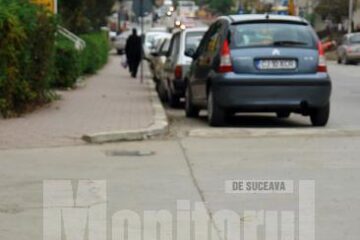Capac de canal lipsă, în fața școlii din Obcini