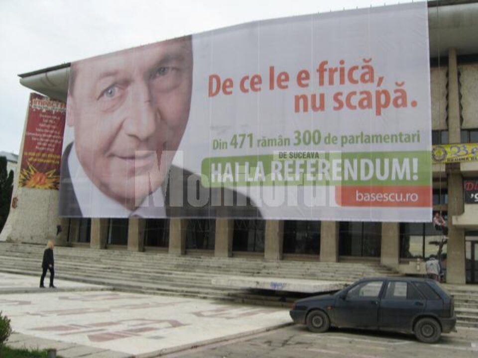 Clarificare: Afișele de promovare a referendumului lui Băsescu sunt plătite de PD-L