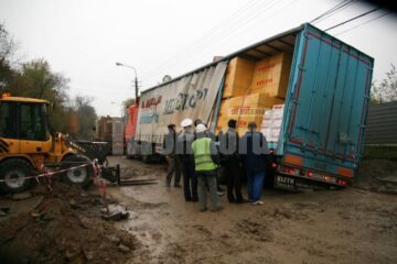 Lucrări de mântuială: Strada care înghite tiruri