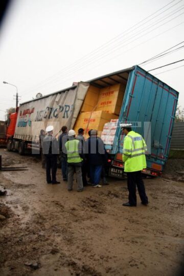 Strada 22 Decembrie din Burdujeni-sat a devenit o adevărată capcană pentru camioane și tiruri