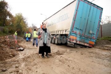 Lucrări de mântuială: Strada care înghite tiruri